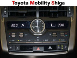 左右独立で温度調節ができるオートエアコンを装着しておりますのでドライブも快適に楽しめます!
