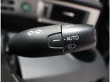 AUTOライト装備  周囲の明るさに応じてヘッドライトや車幅灯を自動で点灯・消灯します。 トンネルに入ると自動でライトが点いてとても便利!(^^)!
