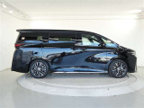 低燃費で環境にもやさしいハイブリッド車です。静粛性に優れた快適空間と静かな走りを実現しています。