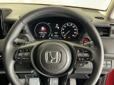 ステアリング右手側に安全運転支援機能のホンダセンシングをコントロールするスイッチ、左手側にオーディオ関連のコントロールスイッチを配置、視線を逸らすことなく運転に集中できます