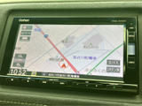 地図上で現在地や周辺の道路を確認でき、目的地までの道順を調べる際に活用できます。画面内の表示やメニューも見やすく、初めての場所へ出かける時にも頼りになる装備です。
