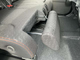 車両にマッチした純正フロアマット付きです。