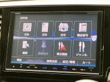 目的地や住所、電話番号など、複数の項目から行き先を設定できる画面を備えています。メニューが一覧で表示されるため、必要な項目を探しやすく、日々のお出かけをサポートします。