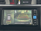 車両を上から見下ろした視点で駐車をサポートする「パノラマモニター」を搭載。フロント・サイド・リヤの4カメラ映像を合成し、狭い駐車場でも安心です。