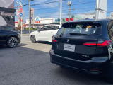 ご納車前には、BMWを熟知したメカニックによる100項目の点検・整備を行います。不具合箇所、交換時期に達している部品に関しましては、全て当社負担で交換してからのご納車となります。