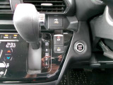 オートブレーキホールド。信号待ちなどの停車時に、ブレーキペダルを不に続けなくていなくても自動的にブレーキ力がキープされる機能です。アクセルペダルを踏めば、ブレーキが解除され発進が可能です。
