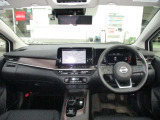 開放的で周囲が広く見渡せる運転席は車両の感覚がつかみやすくて安心安全です♪雨の日も視界良好、油膜や汚れの付着を防止するウィンドウ撥水の施工も承ります♪フロントガラスだけでなく、全ガラスに施工可能です☆