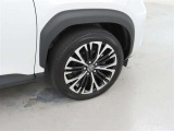 装着タイヤサイズは、215/50R18です。純正アルミホイールを装着しております。
