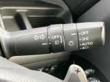 レバー上の表示が見やすく、必要な操作を確認しやすい配置です。運転席から手を伸ばしやすい位置にあり、周囲への合図やライト操作を支える実用的な装備です。