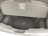 ローボードを上げると深くて広いトランクスペースが現れます