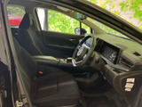 運転席まわりは前方の視界が広く、シートに腰掛けた際も周囲を見渡しやすいレイアウトです。座席や足元にはゆとりがあり、毎日の移動も落ち着いてお過ごしいただけます。