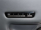 運転席は三人分のシートポジションを記憶します。