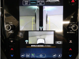 左右のサイドカメラ映像を同時に表示し、車両周囲の死角をしっかりカバー。狭い道や駐車時の接触リスクを減らし、安心して操作できる視界を確保します。