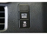 ECOモードはエアコンの利きなどを抑え、低燃費で走れるようサポートします。アクセル操作に対するレスポンスがゆるくなり、急発進や加速はしづらくなります。走行状況に応じてボタンで切替えることが出来ます。