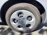純正ホイールカバーで全体的にデザインがまとまっています。車も人も、オシャレはまずは足元からですね。