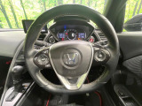 インテリアに合わせたデザインのステアリングは、運転される方のことも考え、運転しやすい形状、大きさです。是非一度、実際に触ってお確かめください。