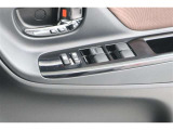 《パワーウインドウスイッチ》車の基本装備のひとつのパワーウインドウです。オート機能もあって、押し方の強弱で調整も出来ます。