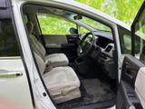 前席はゆったりとした座面と見通しのよい運転席まわりで、日々の移動も落ち着いて過ごせます。乗り降りしやすい開口部で、助手席の方にもお使いいただきやすい空間です。