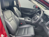 運転席には、シートリフターが付いております☆ 前後のスライドに加えシートの高さも変更出来ますので小柄な女性の方でも運転し易いポジションを取れます♪