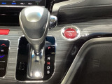 CVT車のセレクトレバーです。低速から高速まで、変速ショックのないスムーズな走りを実現するとともに、エンジン効率のよい領域を維持することで燃費にも貢献します。