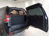 小柄な方でも扱いやすい横開きのバックドアです。狭い駐車場でも荷物の出し入れが楽です。
