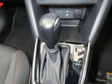 MAZDA2のシフトレバーです。MTモード付きの6ATで、しなやかな走りを支えます。また、足元にはフロアマットも装着済みです。