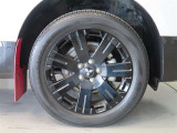 純正のアルミホイール装着車です。タイヤサイズは225/55R18です。