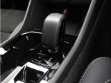 特別仕様のチャコールカラーのシフトノブ。スウェーデンならではのモダンな感覚にあふれるラグジュアリー感。そのスタイリッシュなエクステリアには、都市のライフスタイルに自然に溶け込むセンスが息づいています。