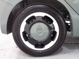 ホイールは車のデザインにマッチした専用タイプです。