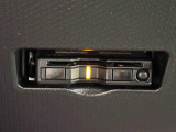 ETCカードを挿入することで高速道路をキャッシュレスで通行。ETCスマートインターチェンジやETC専用インターチェンジが利用できたり、とても便利なアイテムです!保証は修理保証のみとなります
