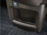 ◆センターロアボックス◆インパネ中央の下部には、ごみ箱としても使用する事ができるセンターロアボックスを装備しております。