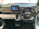 【前方視界】開放的な前方視界!運転がしやすく疲れにくいです♪窓が大きく、見通しがとっても良いおクルマですよ♪