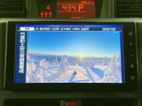 停車中に映像やテレビを視聴でき、休憩時間のひとときにも活用いただけます。画面に映像が表示され、車内で過ごす時間を快適に演出してくれる便利な装備です。