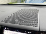 【harman kardon】ハーマンカードンのHi-Fiスペシャリストと共に、モデル別に開発・設計された専用チューニングが臨場感溢れる音響空間を実現しています。