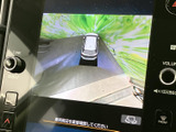 車両を上から見た映像で周囲の位置関係を確認でき、駐車時の後方確認をサポートします。モニター上の表示を目安にできるため、駐車スペースへの出し入れに便利です。