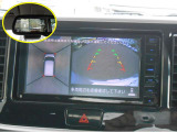 上から見下ろす感覚で駐車する事が出来るアラウンドビューモニター装備。映像はナビ画面とルームミラーに映ります。