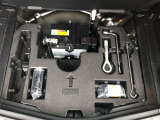 ラゲッジボード下にはジャッキや車載工具。スペアタイヤレスでかわりにパンク修理キット搭載。