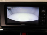 バックモニターは、車庫入れや縦列駐車に参考になる画面が表示される為、運転が不慣れな方にも便利な機能です♪