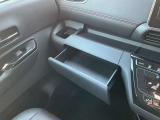 助手席の前には薄型BOXティッシュがスッポリ入る収納もついてます!!