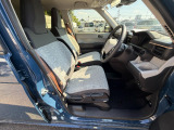 足元もゆったりで長時間の運転も疲れにくいフロントシートです。