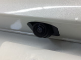 車の後方に小型カメラが付いておりバックする際の後方の様子をモニター上に表示します。