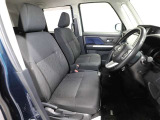 ゆったり室内で運転もしやすいです♪使い勝手の良い配置も考えられています!!