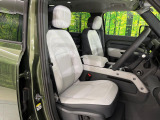 質感の高いレザーシートでございます。使用感が出やすい運転席ですが、綺麗な状態を保っております。前席の状態は内装の状態を見る大きなポイントになると思いますので、是非一度、実際にご覧くださいませ。