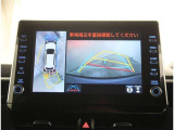 【パノラマモニター】に搭載した4つのカメラにより、車を真上から見ているような映像を表示。運転席から確認しにくい車両周囲の状況を把握できます。