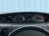 速度や各種表示が運転席前にまとまり、視線を大きく移さず確認しやすいメーターまわりです。必要な情報をひと目で把握しやすく、日々の運転を支えてくれます。