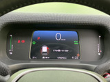 速度やシフト位置、警告表示などを中央のディスプレイで確認できる表示構成です。必要な情報がまとまっていて視線を向けた際に把握しやすく、日々の運転をサポートする装備です。