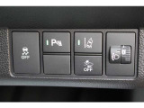 いつでも、どんな場面でも、不安なく安心して運転できるように。ドライバーと一緒に周囲に気を配り、もしもに備える、さまざまな機能や装備が充実しています。