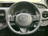 握りやすい形状に各種スイッチがまとめられ、ハンドルから手を大きく離さずに車内機能を操作できます。メーターや周辺装備とあわせて視認しやすく、日常の運転をサポートします。