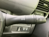 レバーには操作内容を示す表示がまとまり、運転席から確認しやすい配置です。方向指示やライト関連など複数の機能を備え、日常の運転を手元で支えます。