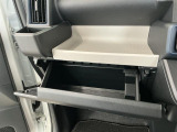 【収納部】パッと手に取りたい小物の置き場に便利。その他、沢山の収納部がございます。